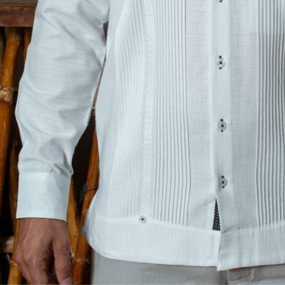 Bordado artesanal de guayabera presidencial con cuello moderno