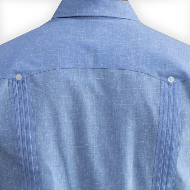 Guayabera azul celeste de manga corta para hombre

