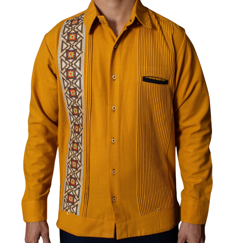 Camisa guayabera amarilla artesanal de lino y algodón para hombre.