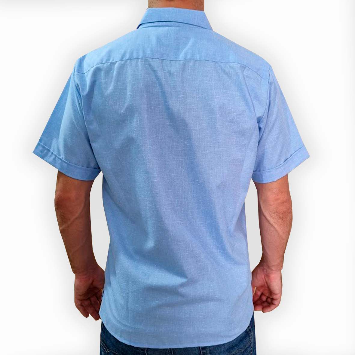 Camisa guayabera azul claro combinada con pantalones de lino blancos