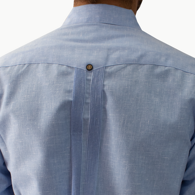 Camisa guayabera azul elegante para eventos formales