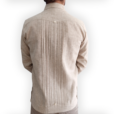 Camisa guayabera beige sin bolsillos con manga larga