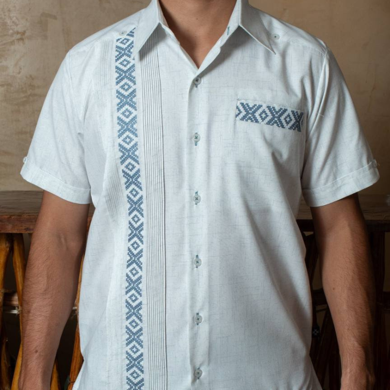 Camisa guayabera blanca de manga corta estilo tradicional