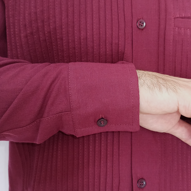 Camisa guayabera color vino combinada con pantalón de lino claro