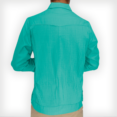 Camisa guayabera en tono pastel verde menta elegante