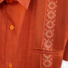 Camisa guayabera naranja de manga corta para evento formal