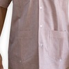Camisa guayabera rosa claro con diseño tradicional