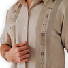 Camisa guayabera tradicional beige elegante