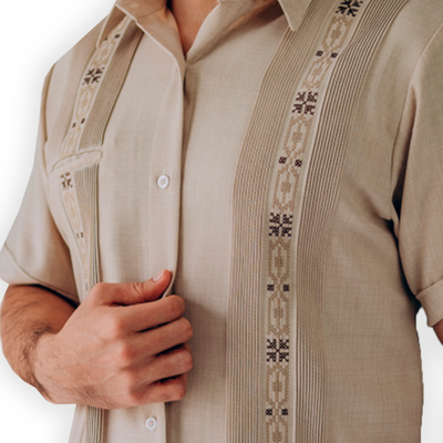 Camisa guayabera tradicional beige elegante