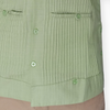 Camisa guayabera verde pistache abierta sobre camiseta blanca