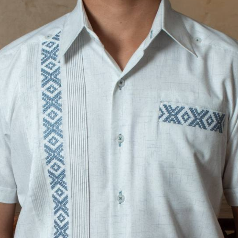 Detalle de alforzas y bolsillos en guayabera blanca manga corta