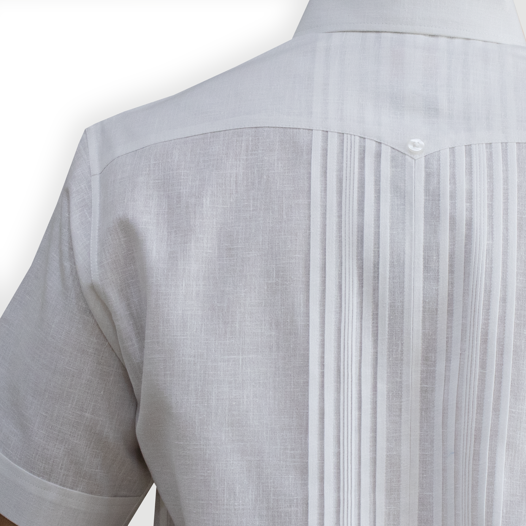 Detalle de alforzas y botones en guayabera blanca hombre