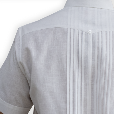 Detalle de alforzas y botones en guayabera blanca hombre