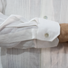 Detalle de bolsillo en guayabera blanca de lino
