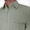Detalle de bolsillos en guayabera verde estilo yucateco