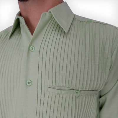 Detalle de bolsillos en guayabera verde estilo yucateco