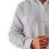 Detalle de bolsillos y botones en guayabera de lino clásica