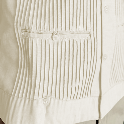 Detalle de bolsillos y tejido en guayabera marfil de manga corta