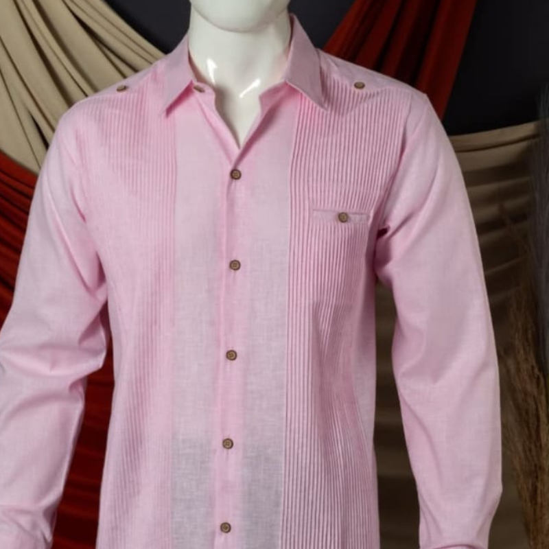 Detalle de bordado artesanal y botones de nácar en guayabera presidencial color rosa de algodón premium.