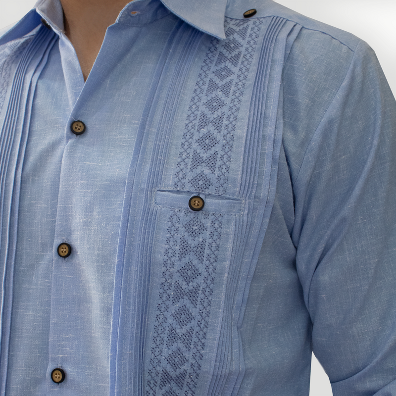 Guayabera bordada azul