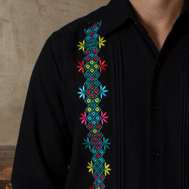 Guayabera negra bordada artesanal para eventos formales