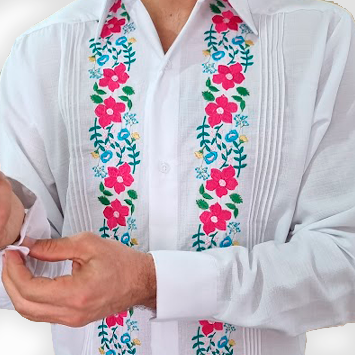 Detalle de bordado floral colorido en guayabera para hombre