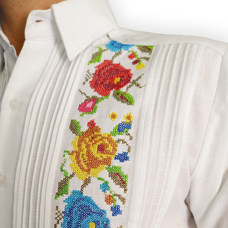 Detalle de bordado floral en guayabera blanca de lino
