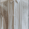 Detalle de bordado gris hecho a mano en guayabera blanca