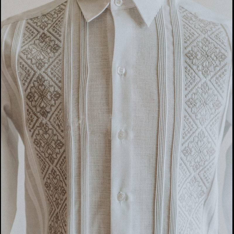 Guayabera blanca bordado gris