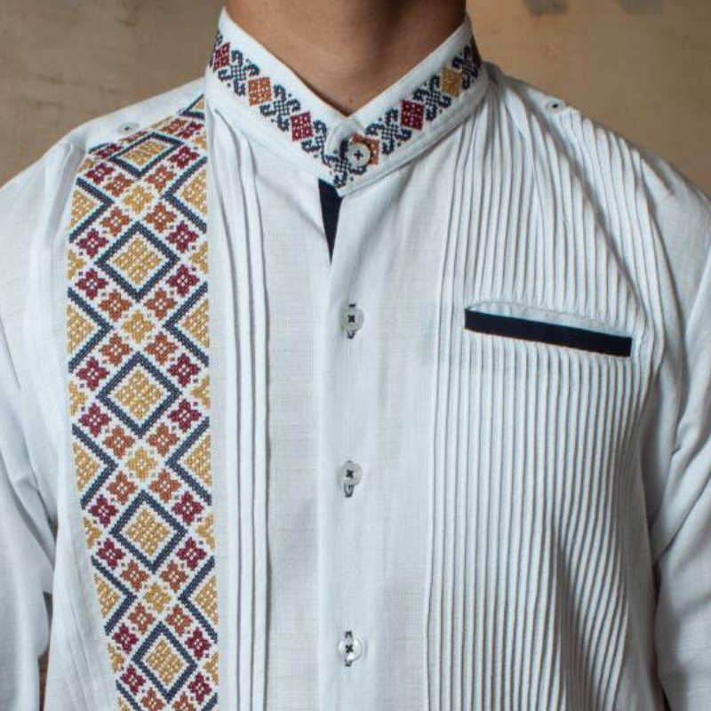 Guayabera típica bordada con diseño artesanal tradicional