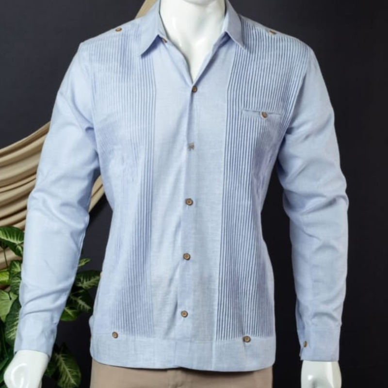 Guayabera presidencial azul claro de algodón para hombre, elegante y ligera, ideal para bodas o eventos tropicales.