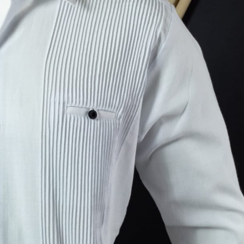 Detalle de botones negros y textura de algodón en guayabera presidencial combinada blanca