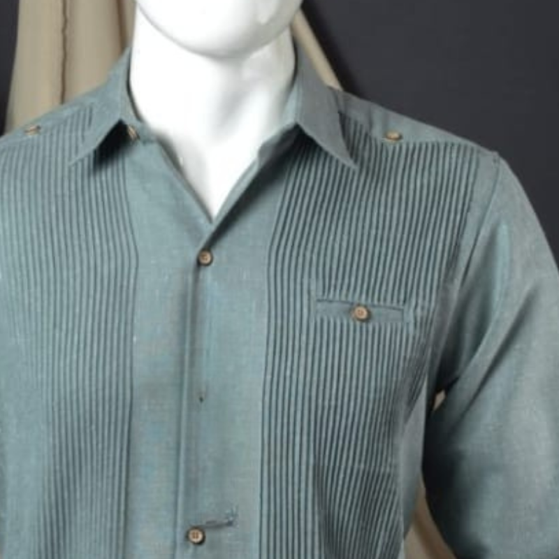 Detalle de botones y textura de algodón en guayabera presidencial verde