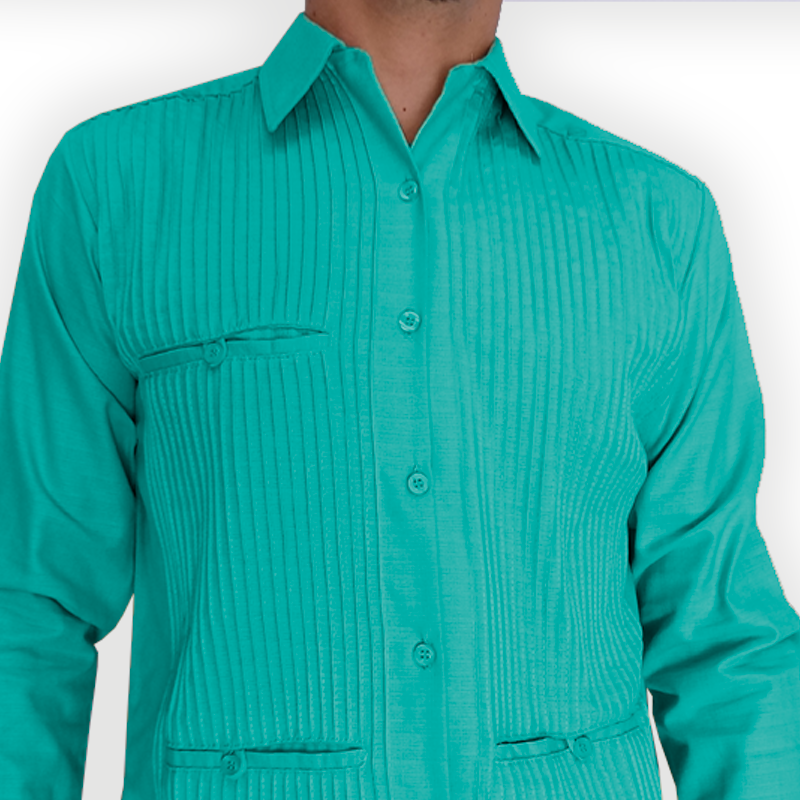 Detalle de guayabera color menta con bolsillos clásicos