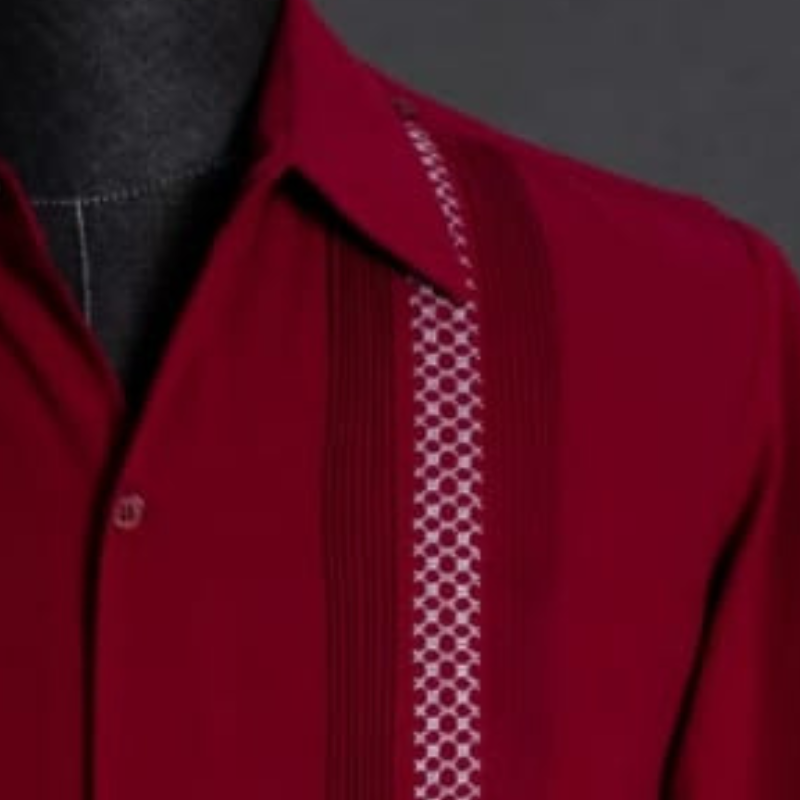 Detalle de guayabera color rojo cereza con alforzas y bolsillos tradicionales.