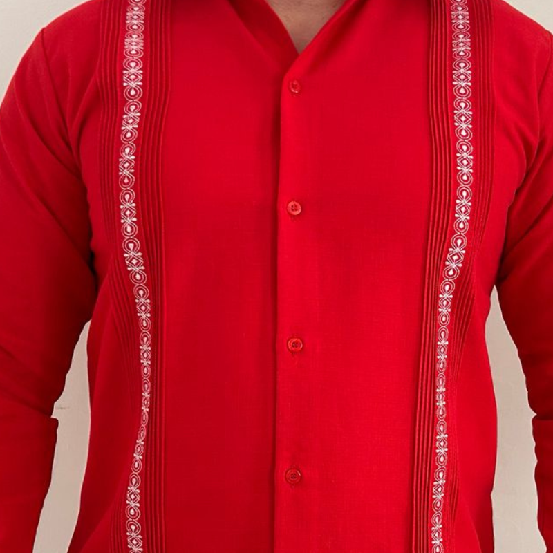 Modelo usando guayabera roja de manga larga con pantalones beige y zapatos formales.