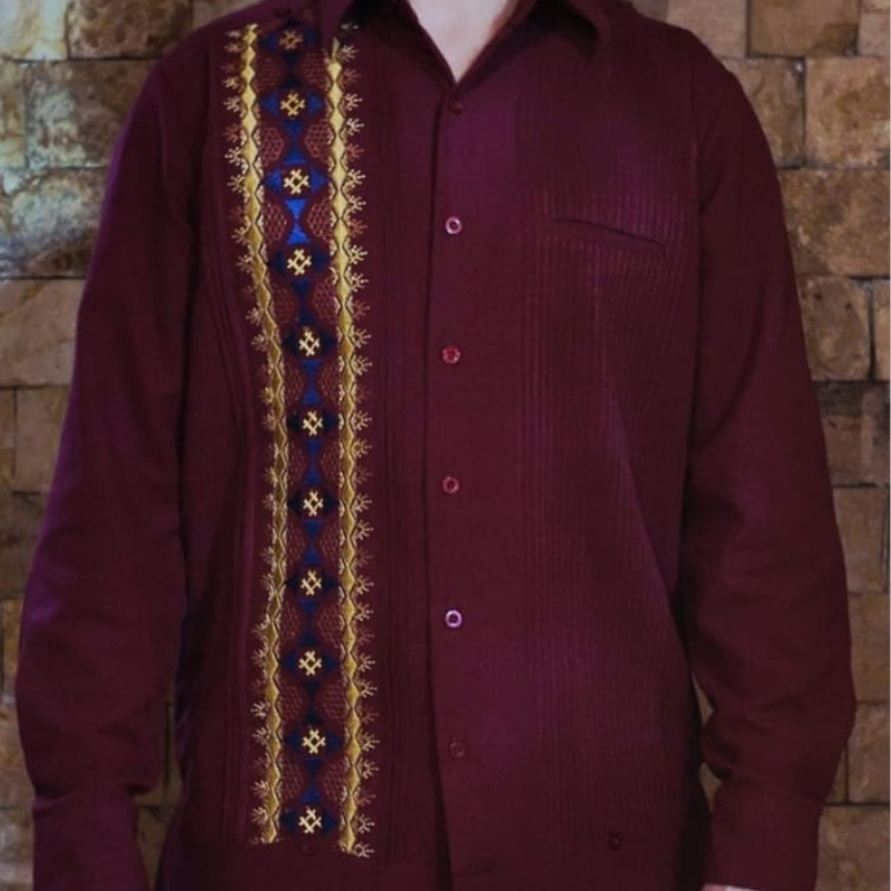 Detalle de guayabera color terracota con alforzas y bordado tradicional.