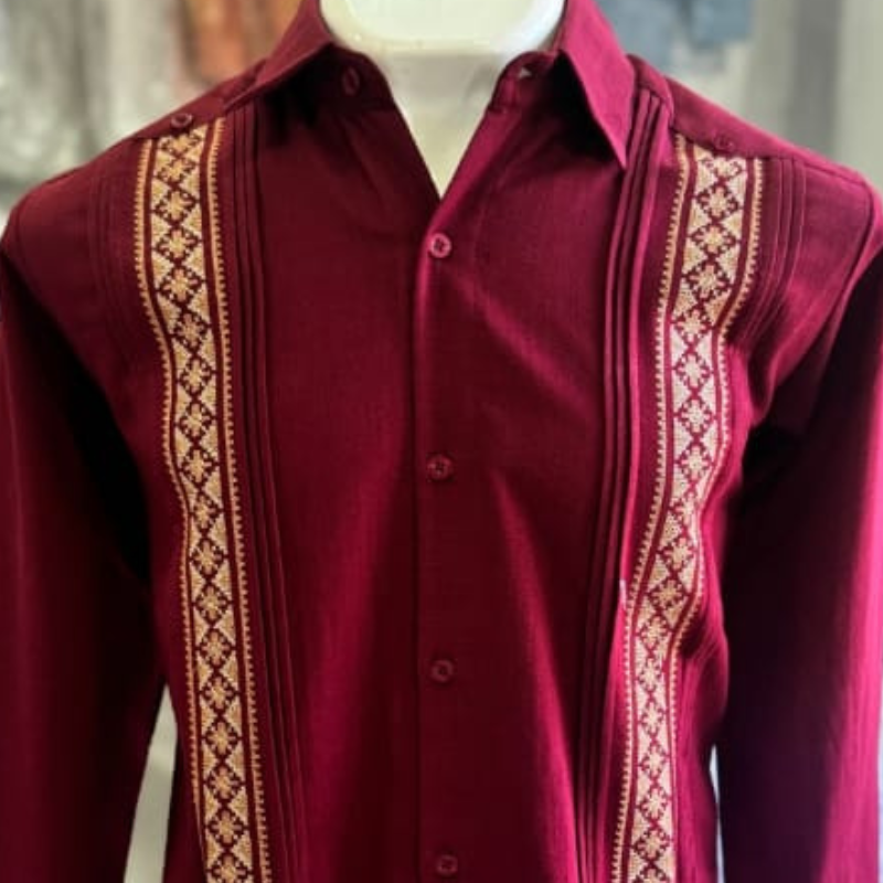 Detalle de guayabera color vino con alforzas y bolsillos frontales.