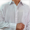 Detalle de guayabera elegante para boda masculina