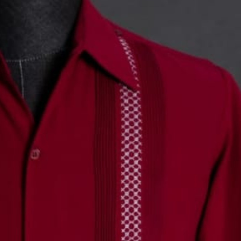 Modelo usando guayabera roja de manga corta con pantalones beige.