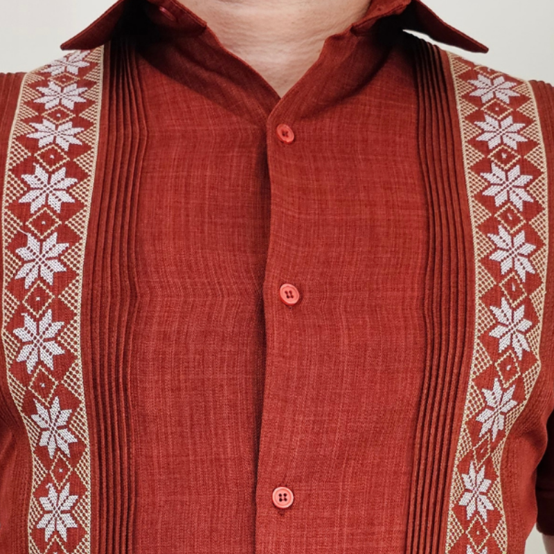 Guayabera terracota para hombre, confeccionada a mano en lino y algodón.