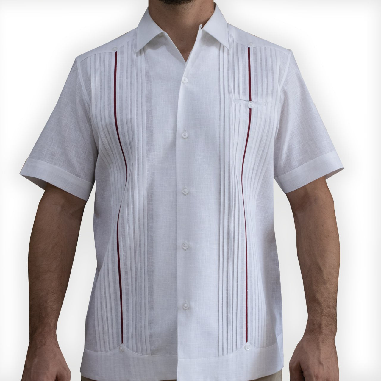 Detalle de la guayabera de lujo para eventos tropicales
