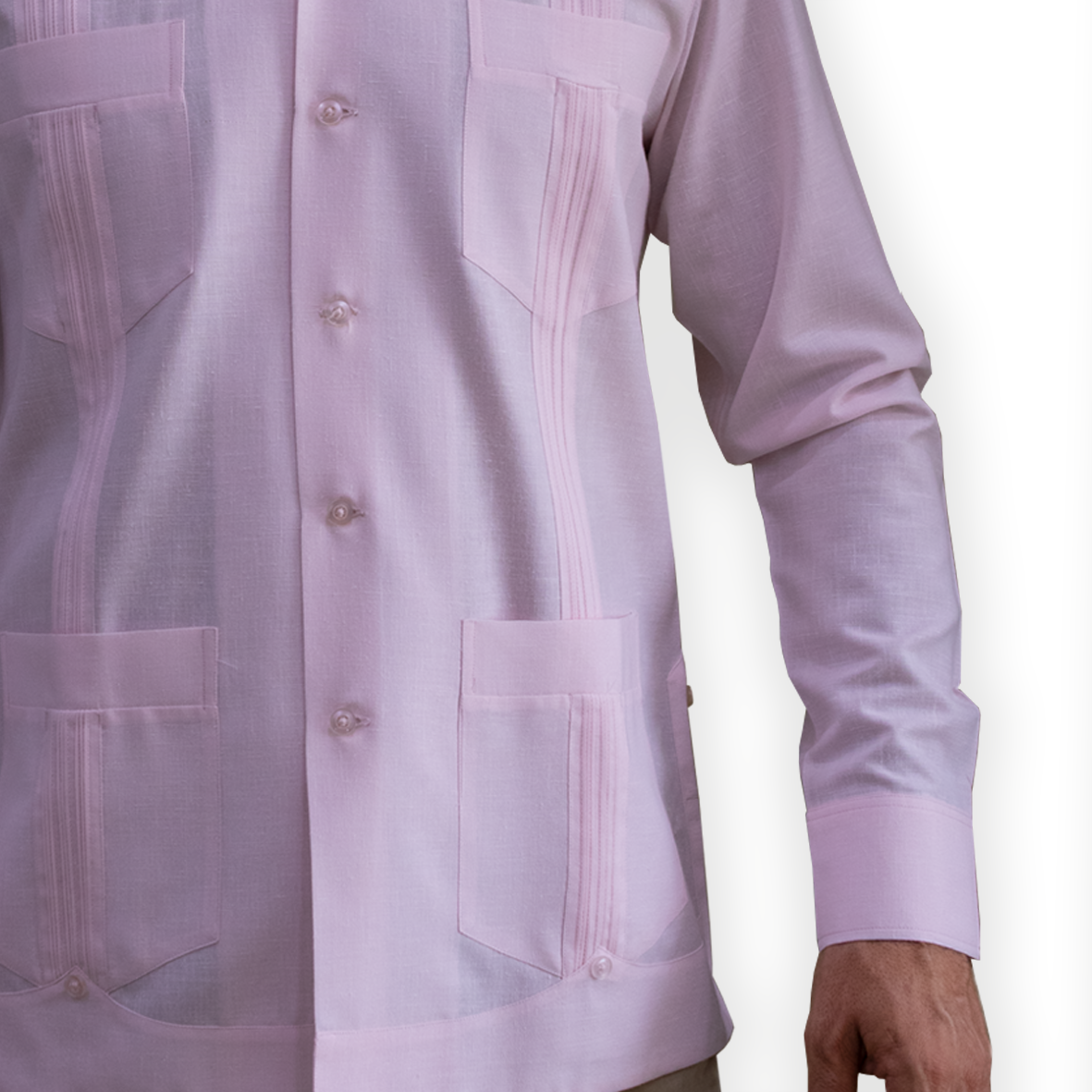 Detalle de la guayabera rosa vibrante en estilo clásico