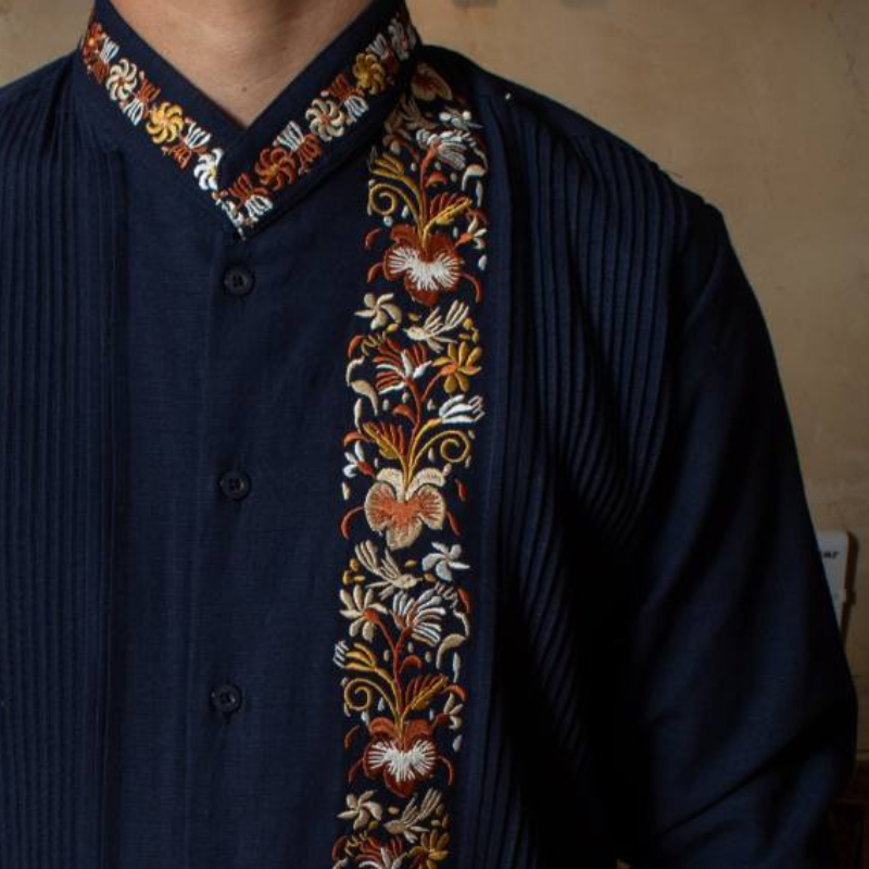 Detalle de la textura y costuras de la guayabera azul índigo