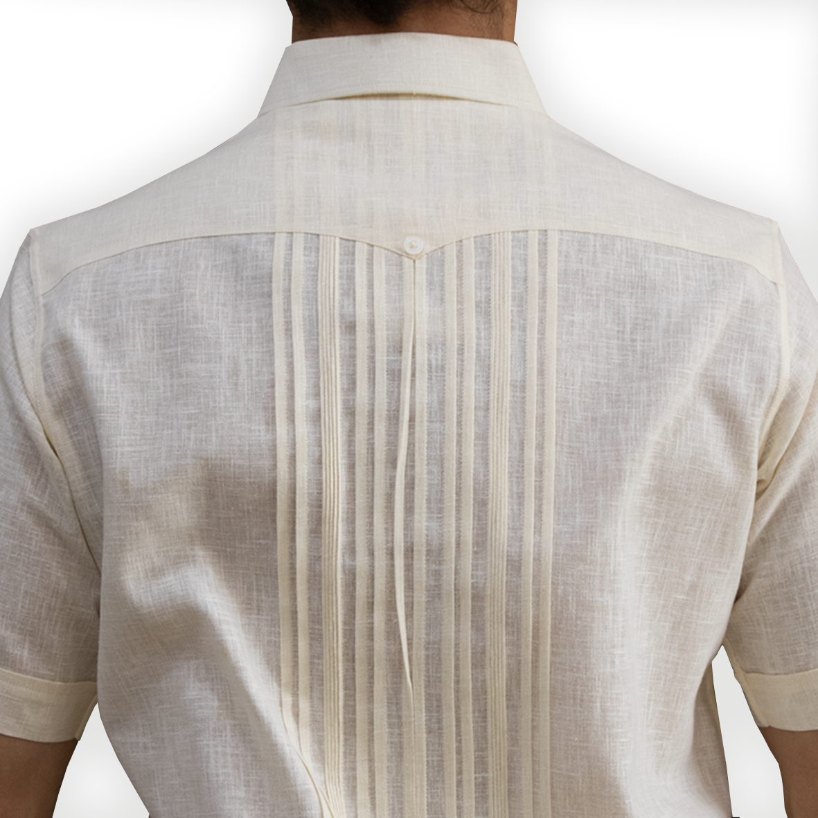 Detalle de las pinzas artesanales en guayabera de algodón hueso