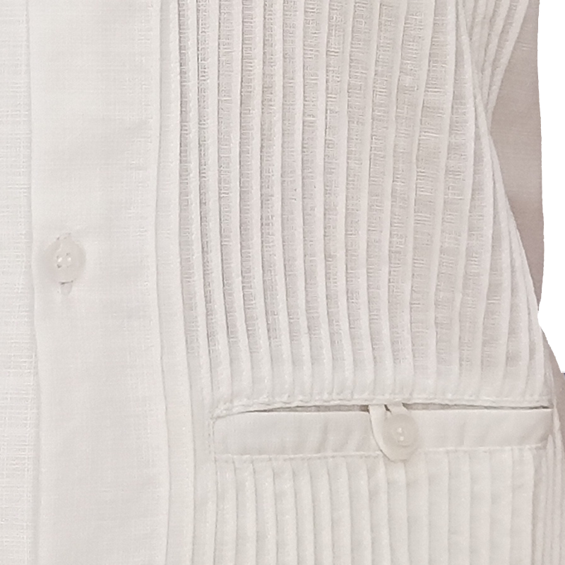 Detalle de los bolsillos y costuras de la guayabera blanca mexicana