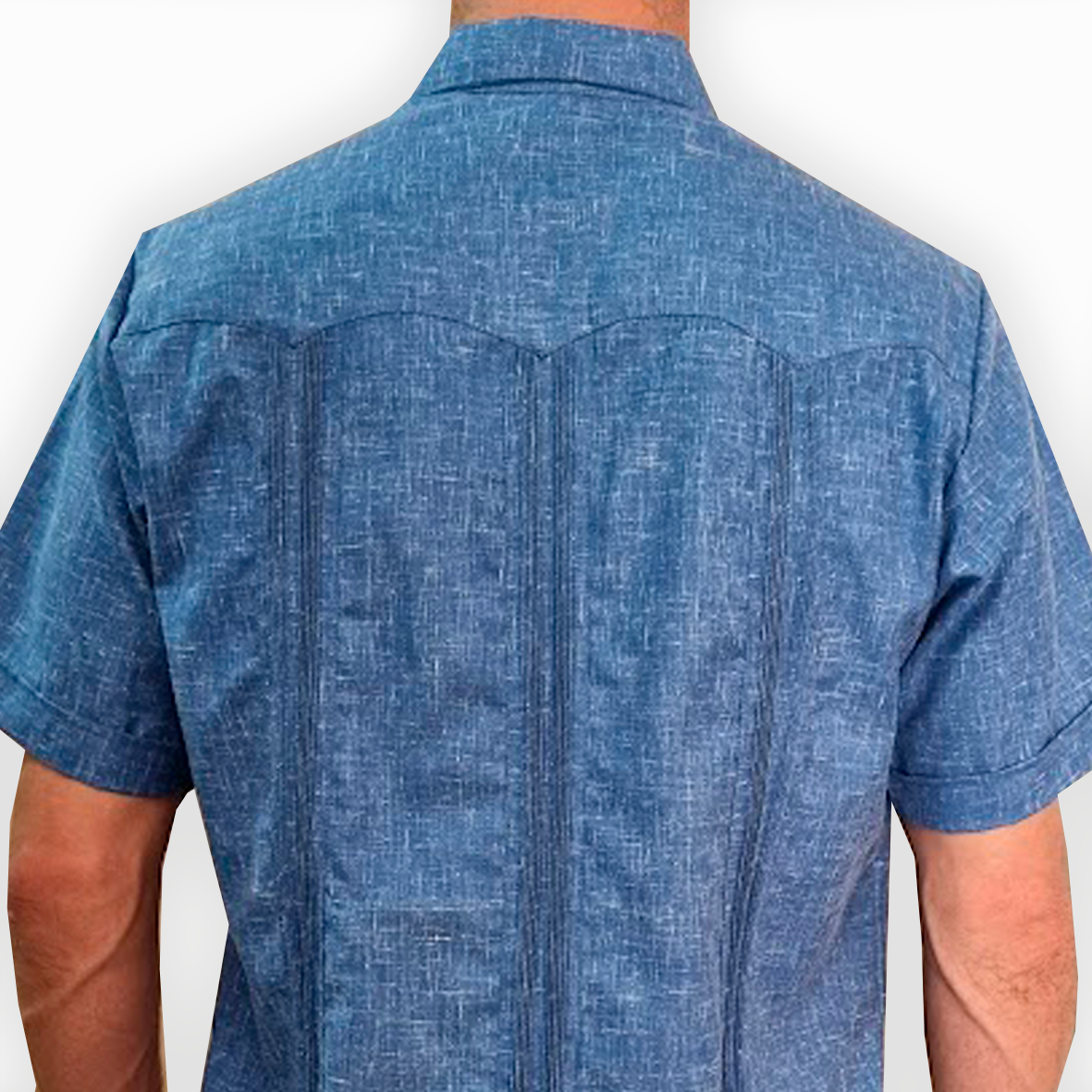 Detalle de los bolsillos y costuras de la guayabera hombre azul