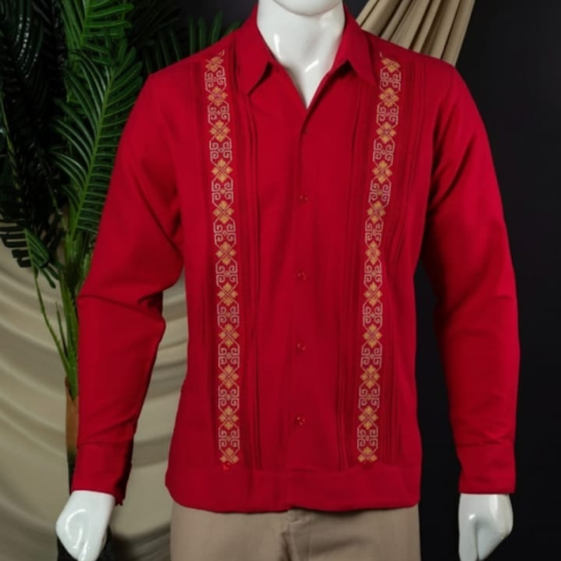 Detalle de los bordados y pliegues de la guayabera hombre rojo