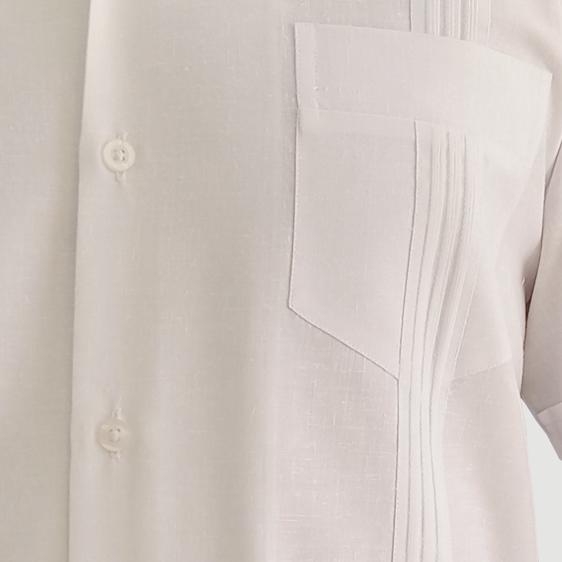 Detalle de los bolsillos y pliegues en la guayabera