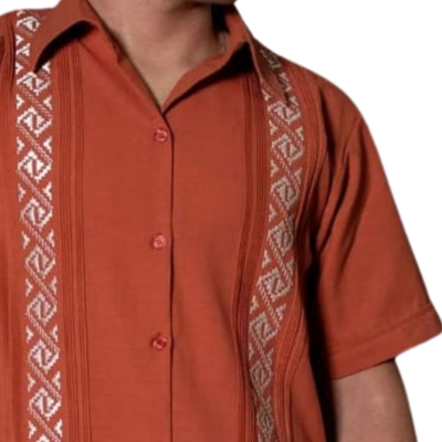 Detalle de los bordados artesanales en guayabera terracota.